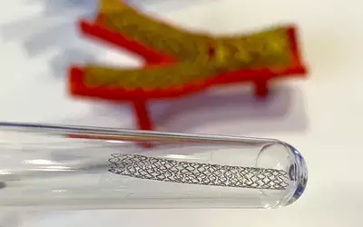 Medtronic Onyx Frontier DES stent with an enlarged 3D print of the stent used in bifurcation stenting in the Medtronic booth at TCT 2023. Photo by Dave Fornell