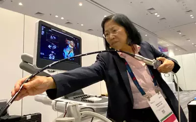 Rebecca Hahn, MD, Columbia, positions a TEE probe in a simulator during a training session for how to implant a MitraClip at TCT 2023. Photo by Dave Fornell