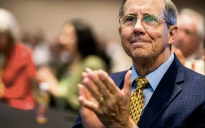 Former ASNC president Randall Thompson, MD, clapping during the opening session. Photo courtesy of ASNC