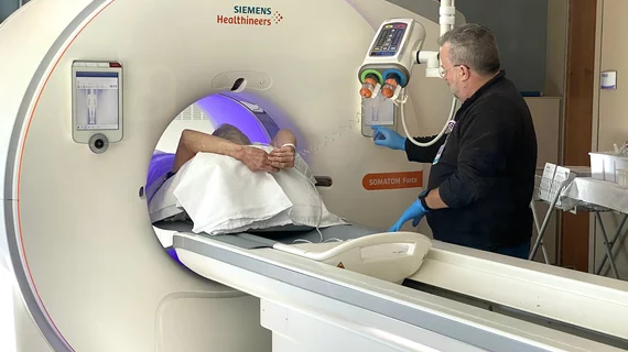 Технолог настраивает пациента на КТ с внутривенным контрастированием в больнице Wellstar Kennestone. Фото Дейва Форнелла